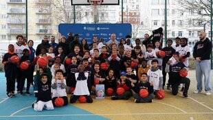 Sport Stratégies 830 MOTOROLA ET « BOUNCING FOR GOOD » : ENGAGEMENT SOCIÉTAL INTELLIGENT AUTOUR DU BASKET