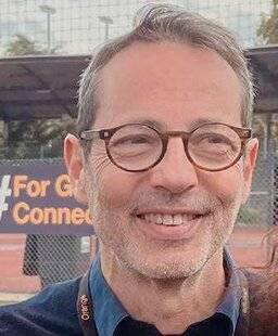 Sport Stratégies 837 JEAN-ERIC NAON : « NOUS VENONS DE LANCER UNE GRANDE CAMPAGNE EN SOUTIEN À L'ÉQUIPE DE FRANCE, SUR LE THÈME DU COMBAT DES FEMMES »