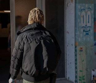 Sport Stratégies 850 QUAND LACOSTE FAIT SON CINÉMA : IMMERSION DANS L'UNIVERS DYSTOPIQUE DE « CHIEN 51 »