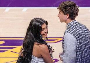 Closer 1039 Un couple bien dans ses baskets