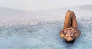 Closer 1044 Topless model