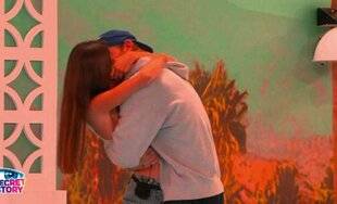 Closer 1048 Love story