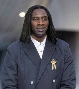 Closer 1056 … Omar Sy se laissait pousser les cheveux pendant plusieurs années.