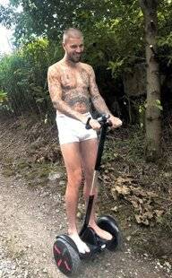 Closer 1058 JUSTIN BIEBER EN BOXER SUR UNE TROTTINETTE, UN HOMMAGE À BRITNEY ?!