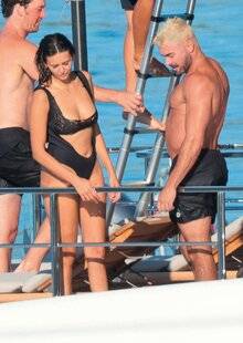 Closer 1059 LARGUÉE, ELLE SE CONSOLE avec Zac Efron !