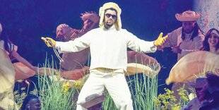 Closer 1060 BAD BUNNY A RETOURNÉ SA VESTE POUR DIRE OUI AU SUPER BOWL…