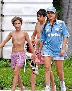 Closer 1063 HEUREUSEMENT, il y a ses garçons…