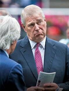 Closer 1065 CHARLES L'A VIRÉ de la famille royale