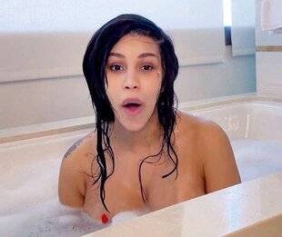 Closer 1065 Elle ne se serait pas lavé les cheveux depuis trois mois