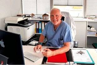 Closer 1065 JEAN-PHILIPPE “Chirurgien, j'opère mes patients la semaine et, le week-end, je deviens plombier professionnel”