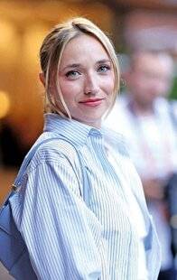 Closer 1068 Chloé Jouannet “On faisait payer pour toucher l'oscar de Jean”