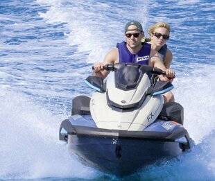 Closer 1069 AVEC SCOOTER, elle se “jet” à l’eau !