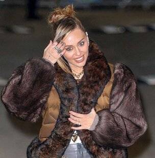 Closer 1070 Elle aurait la phobie du papier