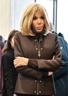 Closer 1073 ELLE EST à bout…