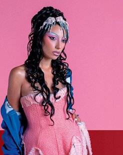 Closer 1073 L'artiste pop trash qui chante haut et fort