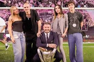 Closer 1074 DAVID BECKHAM SE FAIT TAPER SUR LES DOIGTS APRÈS AVOIR “OUBLIÉ” SON FILS AÎNÉ