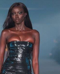 Closer 1075 La top-modèle confrontée à sa vulnérabilité