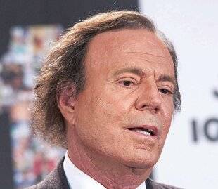 Closer 1076 DEUX FEMMES l’accusent d’abus sexuels