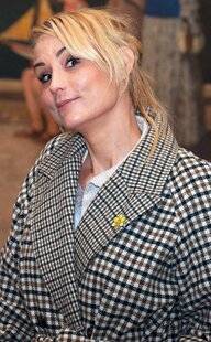 Closer 1077 ÉLODIE GOSSUIN S'AMUSE DE SA MÉNOPAUSE SANS SOUFFLER LE CHAUD ET LE FROID