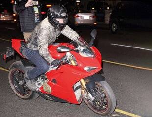 Closer 1079 Il roule des mécaniques