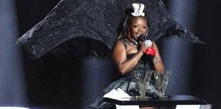 Closer 1080 VICTOIRES DE LA MUSIQUE : THEODORA SE PAIE HELENA, QU'ELLE SOUPÇONNE DE PLAGIAT