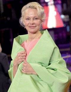 Closer 1080 Son fils l'obligerait à rester blonde pour son mariage