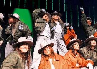 Closer 1080 Des Enfoirés plus jeunes et plus pop !