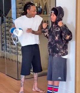 Closer 1081 Il offrirait des coups à son fils pour son anniversaire