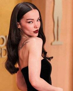 Closer 1083 DOVE CAMERON L'ex-ado star de l'écurie Disney se met à nu