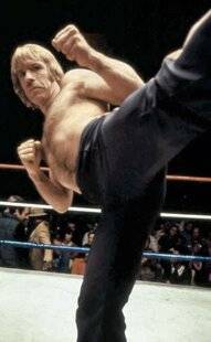 Closer 1085 CHUCK NORRIS, LE KING DES MÈMES SALUÉ PAR LES INTERNAUTES