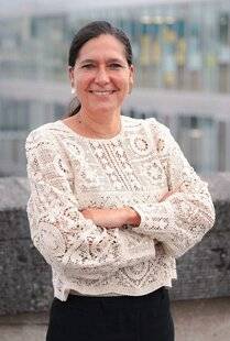 Closer 1086 BÉNÉDICTE “J'ai créé une collection de mode facile à enfiler quand on a du mal à bouger”