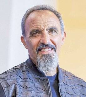 Closer 1088 … Nikos se faisait pousser la même barbe que son ami Florent Pagny.