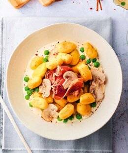 Closer 1089 GNOCCHIS À LA PURÉE MOUSLINE, CRÈME AU VIN BLANC, PETITS POIS ET JAMBON DE PARME