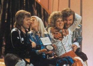 Closer 1091 L'Eurovision fête ses 70 ans : à vous chansons kitsch, succès culte et costumes à paillettes !