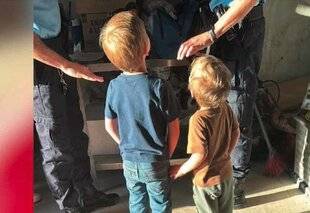 Closer 1094 Deux jeunes enfants abandonnés dans une forêt au Portugal
