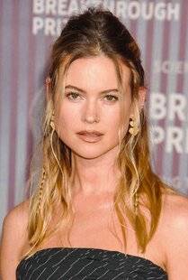 Closer 1095 LE BEAUTY LOOK de Behati Prinsloo