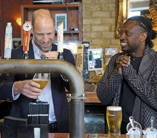 Closer 1096 Il se déguiserait pour sortir au pub incognito
