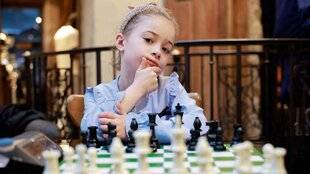 Closer 1097 CLARA ET NICOLAS “Notre fille Lucie, âgée de 6 ans, est la plus jeune prodige d'échecs de France”