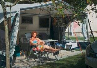 Closer 1097 Bienvenue au camping, paradis en mode pastis-claquettes