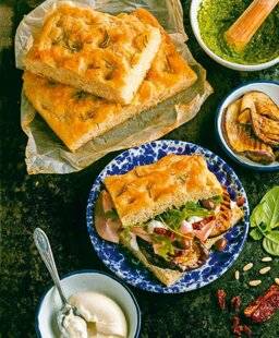 Closer 1098 FOCACCIA AL PESTO GENOVESE ET STRACCIATELLA