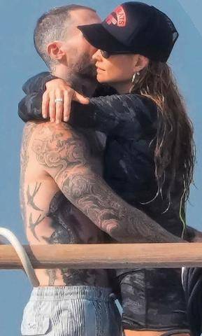 Closer 1102 Adam Levine et Behati Prinsloo ET VOGUE LE BONHEUR (retrouvé) !