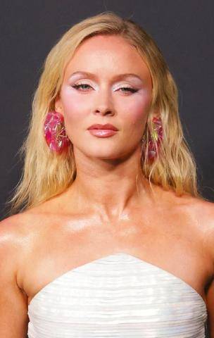 Closer 1104 LE BEAUTY LOOK de Zara Larsson
