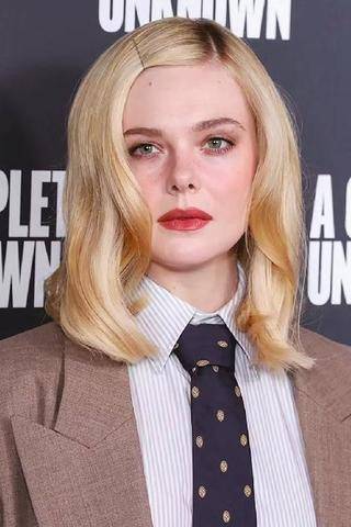 Closer 1107 LE BEAUTY LOOK d’Elle Fanning
