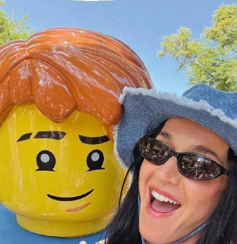 Closer 1108 Katy Perry De “briques” et de broc