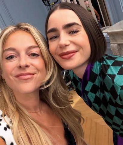 Closer 1108 Lily Collins et Victoria Monfort Selfie in Paris