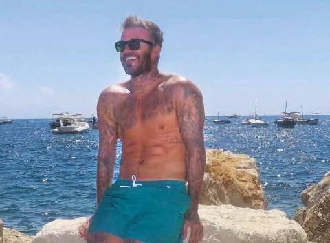 Closer 1108 Victoria Beckham Bon bécot des Beckham !