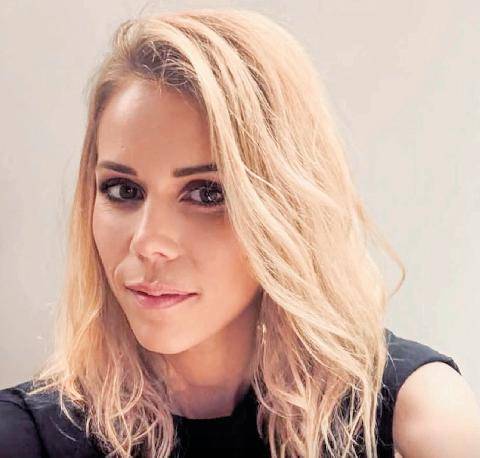 Closer 1108 Tiphaine Auzière ELLE OUBLIE HANOUNA AVEC SON jeune prof de surf