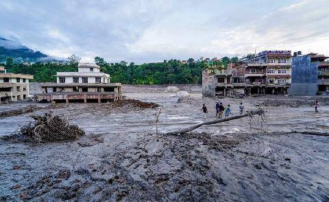 Closer 1108 Crue dévastatrice au Népal, 900 morts et près de 5 000 disparus dont 4 Français