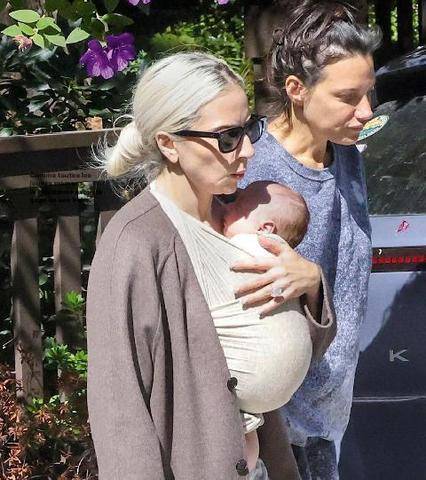 Closer 1110 Lady Gaga SURPRISE, ELLE EST devenue maman à 40 ans !