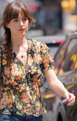 Closer 1110 Dakota Johnson ELLE AURAIT CRAQUÉ pour Machine Gun Kelly…